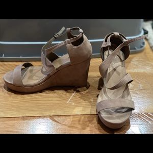 Nude wedges